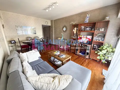 VENTA DEPARTAMENTO SEMIPISO 2 AMBIENTES CON BALCON EN FLORES