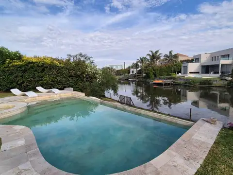 Gran Casa en Venta al Lago en El Golf - Nordelta