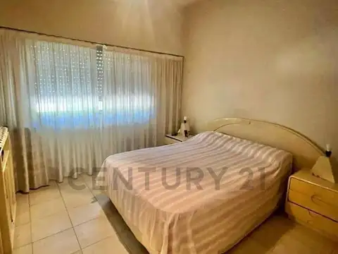 VENTA CASA 4 AMB EN LOTE PROPIO C/ JARDIN Y COCHERA