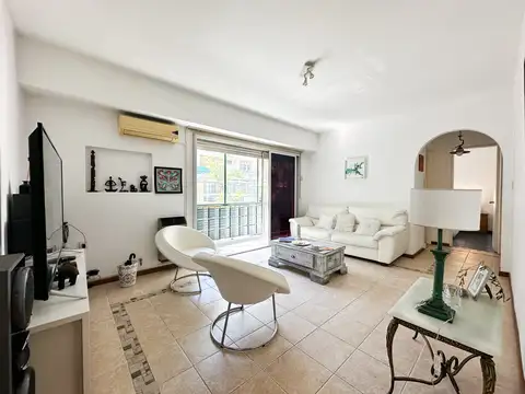 -VENTA- Semipiso 4amb. Al frente. Todo Sol y luz natural. Baño completo y toilette.