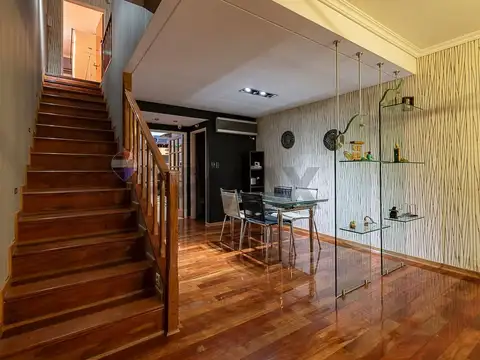 Casa en Venta con 3 cocheras