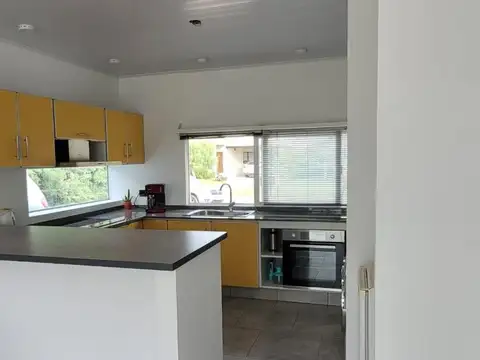 Casa en Alquiler en Pilar del Este - San Ramiro, USD 1.100
