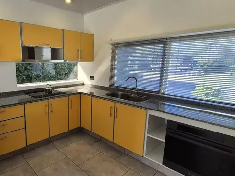 Casa en Alquiler con 1 cochera