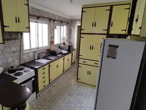 DEPARTAMENTO DE 4 AMBIENTES + DEPENDENCIA BALCÓN AL FRENTE