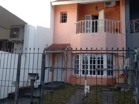 Alquiler de Tríplex 6 ambientes con piscina en Ciudad Jardín Lomas del Palomar, Tres de Febrero