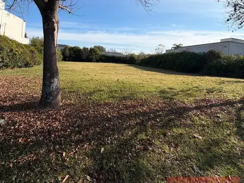 EXCELENTE LOTE EN VENTA DE 800 M² - UNICO POR SU CERCANIA AL INGRESO DEL BARRIO