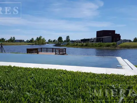 Casa en Alquiler con 2 cocheras