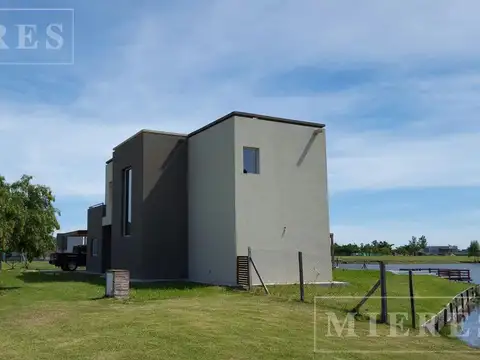 Casa 5 ambientes con 4 baños