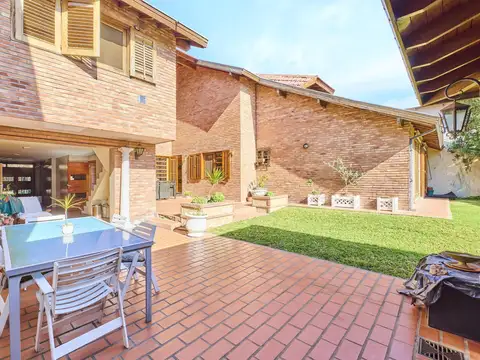 Venta Casa 5 Ambientes en Banfield