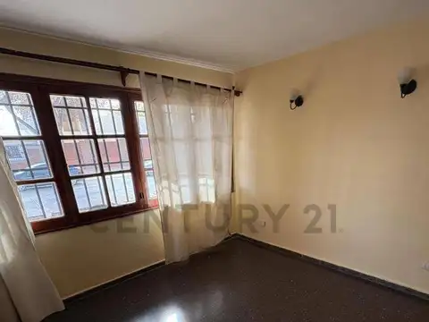Casa 6 ambientes con 2 baños