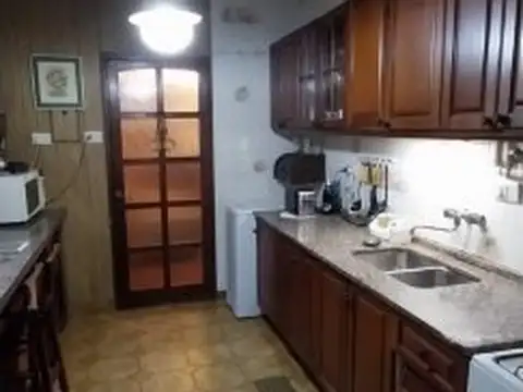 Casa 7 ambientes con 2 baños