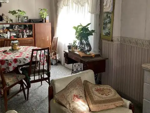 Casa en venta emplazada sobre amplio lote-Lanús