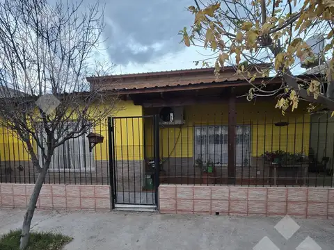 Venta Casa 2 Dormitorios + Departamento 1 dorm. Centenario
