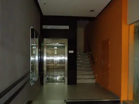 MONOAMBIENTE AL FRENTE CON BALCON - BAÑO Y TOILETTE