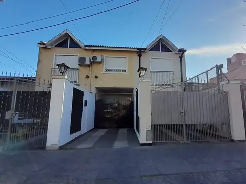 Departamento tipo casa en venta en Villa Luzuriaga