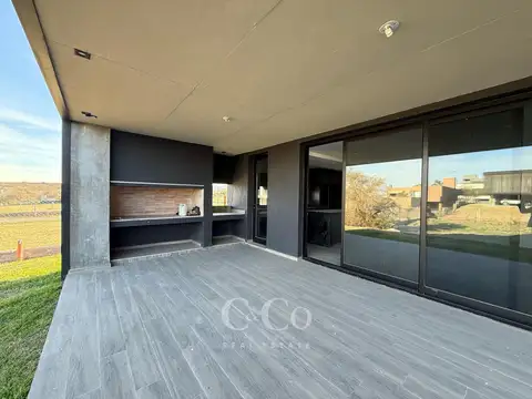 VENTA IMPONENTE CASA DE CATEGORÍA A ESTRENAR EN BARRIO CERRADO “LA ARBOLADA HOLLYWOOD” - MALAGUEÑO