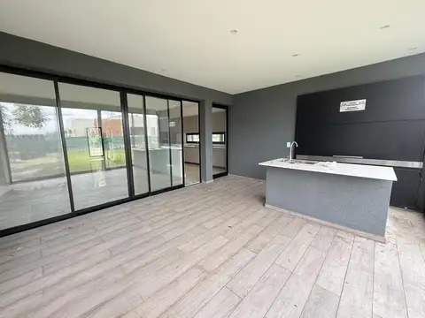 Casa en Venta con 5 cocheras