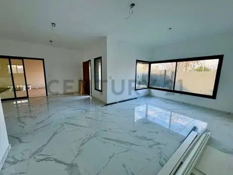 Casa 5 ambientes con 4 baños