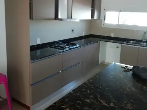 VENTA DE CASA DE NIVEL ZONA RESIDENCIAL EXCLUSIVA