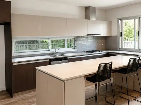 Casa 4 ambientes con 2 baños