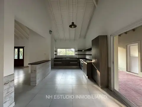 CASA EN VENTA DE 5 AMBIENTES Y  PLAYROOM