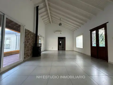 Casa en Alquiler con 6 cocheras