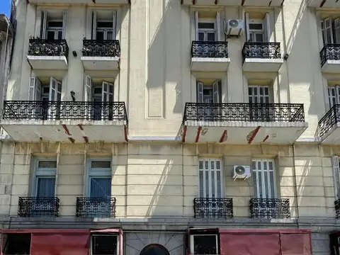 5 Ambientes enorme  , Frente C/balcon Muy luminoso , inmejo