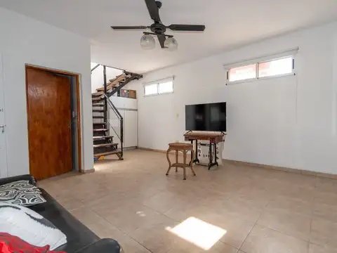 Casa 6 ambientes con 2 baños