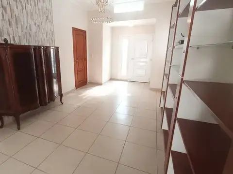 Casa 6 ambientes con 2 baños