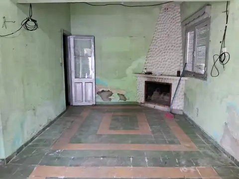 Se vende casa en Empalme Olmos con gran terreno.