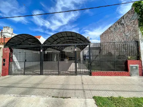 Castagnino 531 - Casa de 4 dormitorios en alquiler en  Alberdi