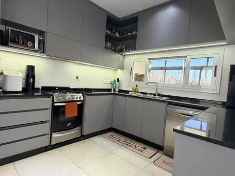 Casa en Venta con 2 cocheras