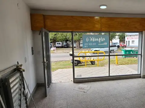 Local en Alquiler en Villa Gobernador Galvez, $ 550.000
