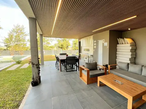 Casa en Venta con 2 cocheras