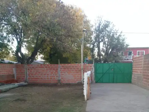 Galpon de 96 m2 sobre calle Quintana, Glew