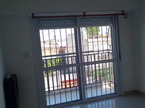 MONOAMBIENTE COMPARTIMENTADO   MUY BONITO  