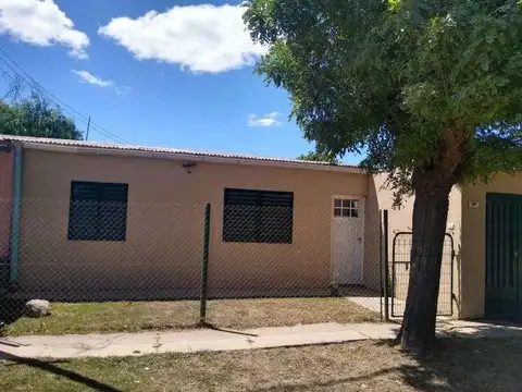 Casa en venta - 2 dormitorios 1 baño - cocheras - 200mts2 - Coronel Brandsen