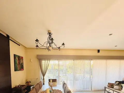 Casa en Venta con 3 cocheras