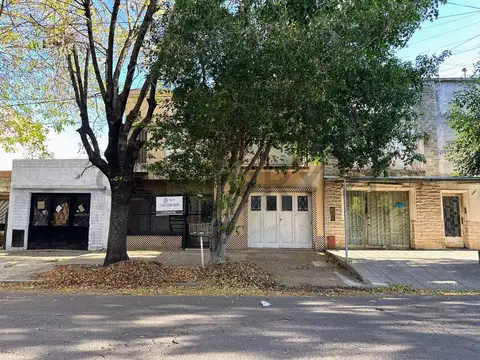 12 ENTRE 74 Y 75, CASA EN VENTA 2 DORMITORIOS + DPTO. 2 DORMITORIOS INDEPENDIENTE.