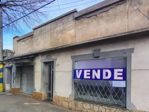 RETASADA  Oportunidad única: Casa al frente con local + Casa interna + Terreno parquizado en R...