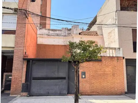 Casa en terreno de 8 x 35 en Balcarce al 800, Barrio Norte, ideal para edificio