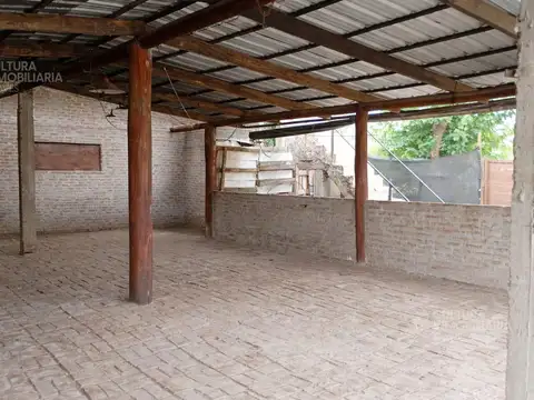 VENTA Oportunidad en 20 de Junio – Lote 400 m con construcción, frente a plazoleta comercial