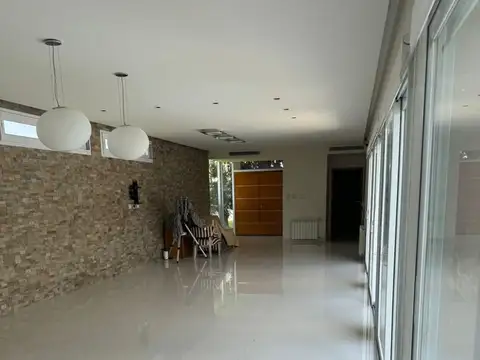 Casa 6 ambientes con 4 baños
