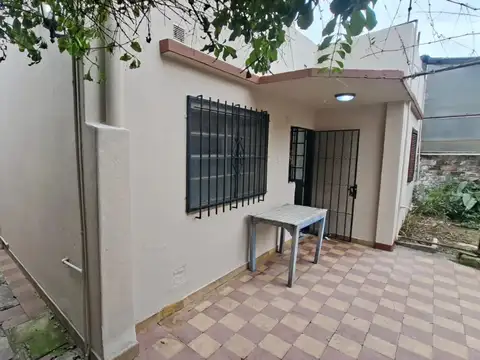 CASA 3 AMBIENTES CON JARDIN Y PATIO