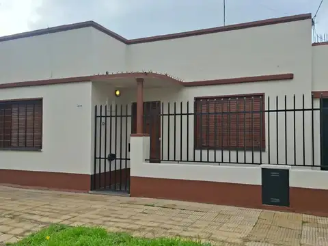CASA 3 AMBIENTES CON JARDIN Y PATIO