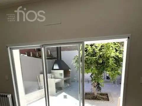 VENTA CASA RECICLADA DE TRES DORMITORIOS CON TERRAZA Y PATIO EN LOURDES
