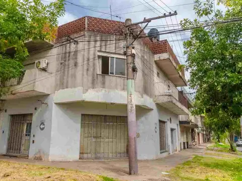 CASA EN VENTA CON 2 LOCALES EN PB + TERRAZA