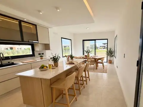 Casa en Venta con 6 cocheras