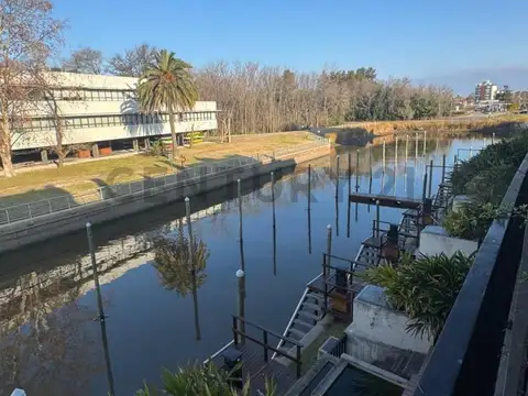 TRIPLEX DE 4AMBIENTES  AMBIENTES CON COCHERA CUBIERTA Y BAULERA en VENICE Tigre