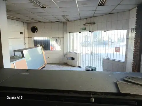 Venta amplio local (85 m²) en esquina